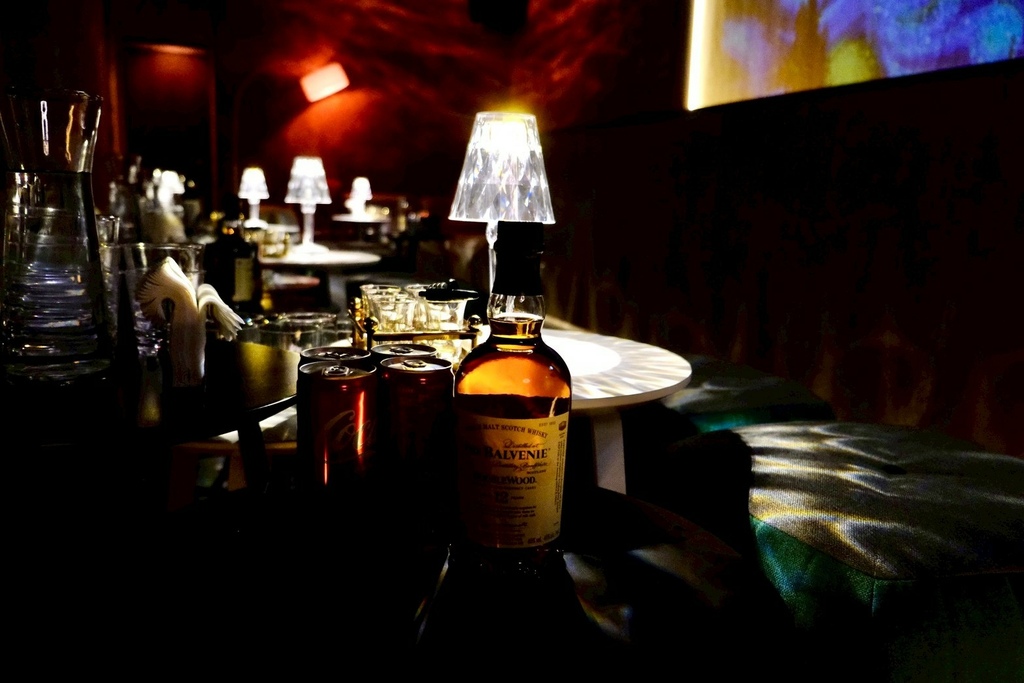 【台北微醺】信義區絕美沈浸式餐酒館！在梵谷星空下吃爆漿黑松露