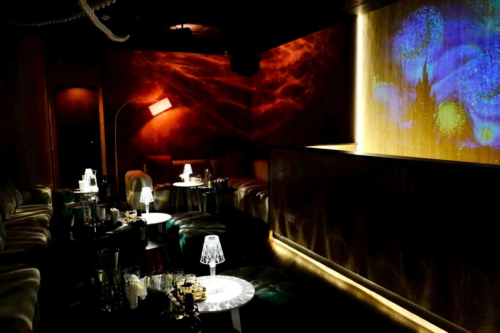 【台北微醺】信義區絕美沈浸式餐酒館！在梵谷星空下吃爆漿黑松露