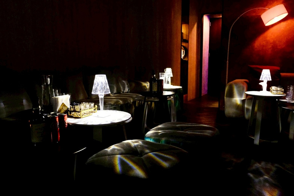 【台北微醺】信義區絕美沈浸式餐酒館！在梵谷星空下吃爆漿黑松露