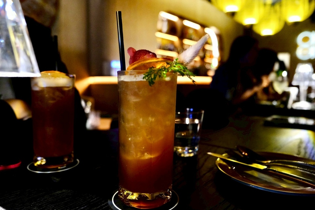 【台北微醺】信義區絕美沈浸式餐酒館！在梵谷星空下吃爆漿黑松露