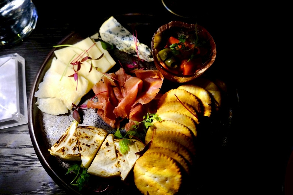 【台北微醺】信義區絕美沈浸式餐酒館！在梵谷星空下吃爆漿黑松露