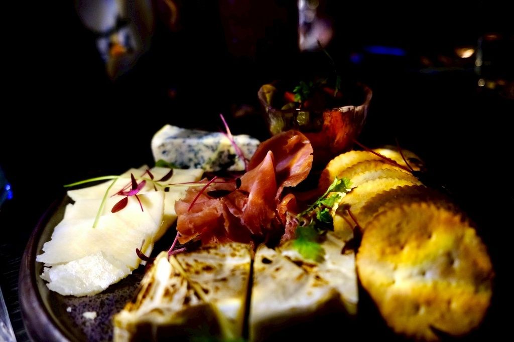 【台北微醺】信義區絕美沈浸式餐酒館！在梵谷星空下吃爆漿黑松露