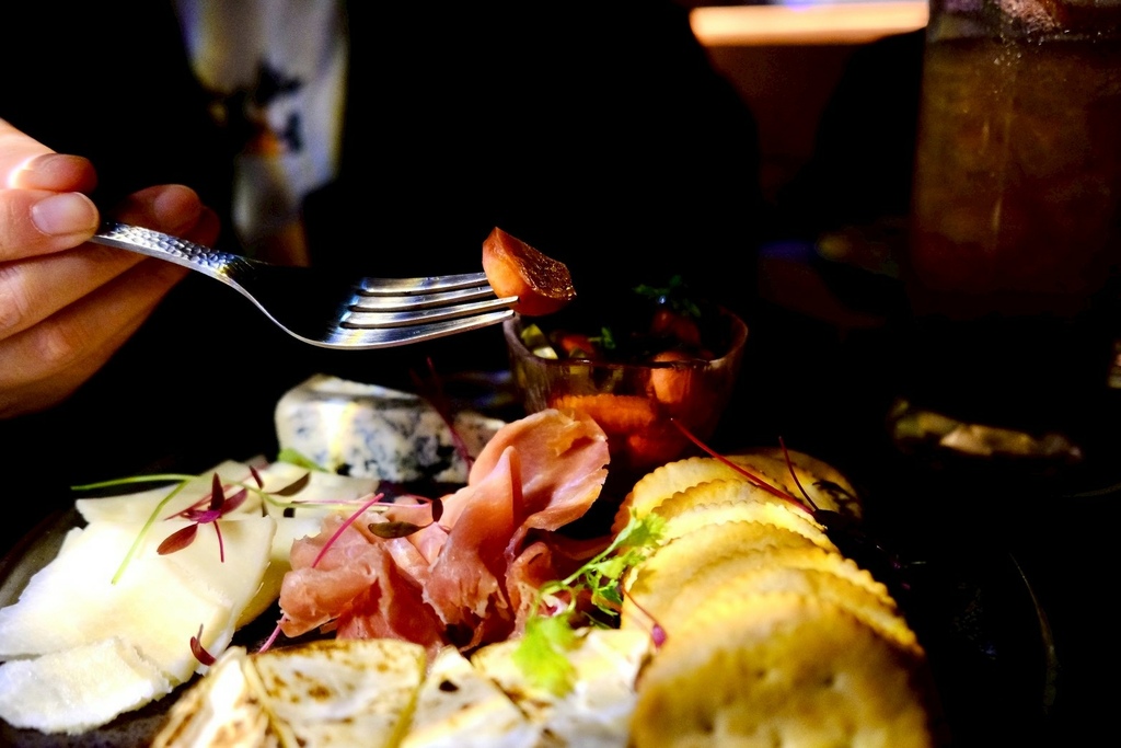 【台北微醺】信義區絕美沈浸式餐酒館！在梵谷星空下吃爆漿黑松露