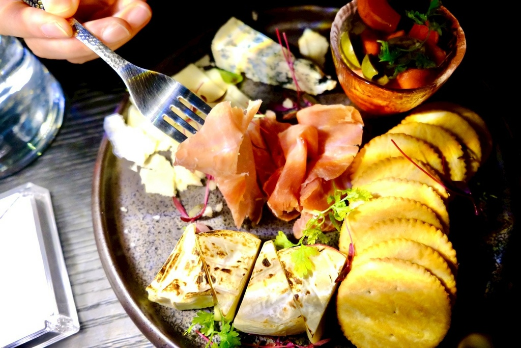 【台北微醺】信義區絕美沈浸式餐酒館！在梵谷星空下吃爆漿黑松露