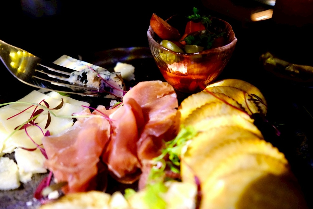 【台北微醺】信義區絕美沈浸式餐酒館！在梵谷星空下吃爆漿黑松露