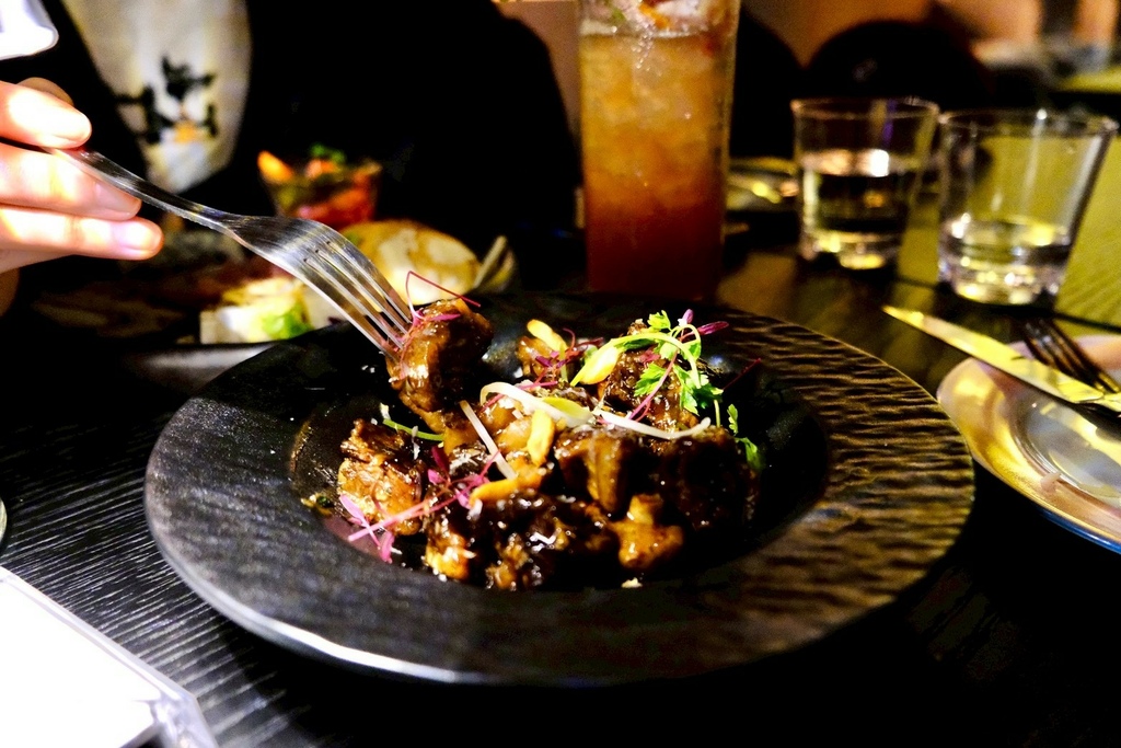 【台北微醺】信義區絕美沈浸式餐酒館！在梵谷星空下吃爆漿黑松露