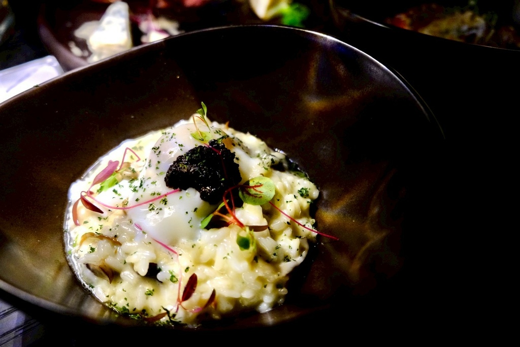 【台北微醺】信義區絕美沈浸式餐酒館！在梵谷星空下吃爆漿黑松露