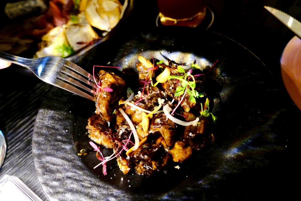 【台北微醺】信義區絕美沈浸式餐酒館！在梵谷星空下吃爆漿黑松露