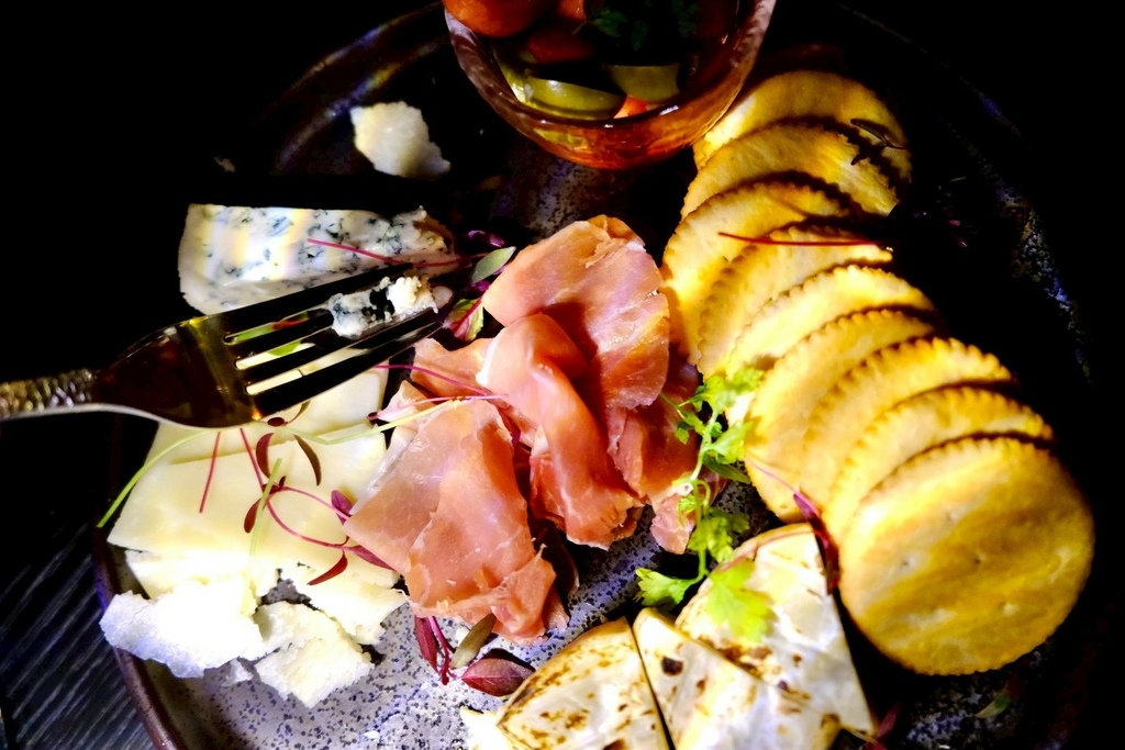 【台北微醺】信義區絕美沈浸式餐酒館！在梵谷星空下吃爆漿黑松露