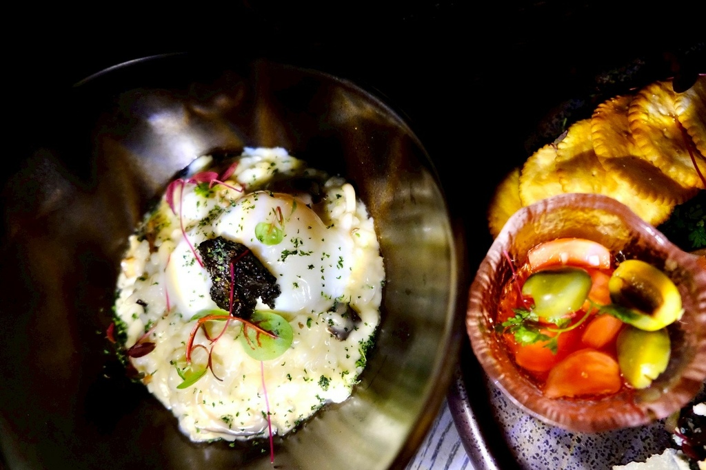 【台北微醺】信義區絕美沈浸式餐酒館！在梵谷星空下吃爆漿黑松露