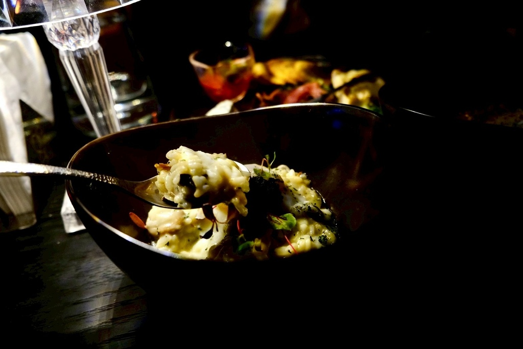 【台北微醺】信義區絕美沈浸式餐酒館！在梵谷星空下吃爆漿黑松露