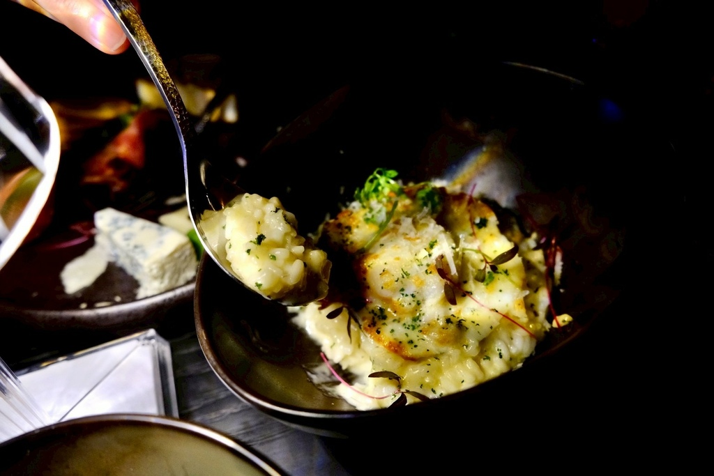 【台北微醺】信義區絕美沈浸式餐酒館！在梵谷星空下吃爆漿黑松露