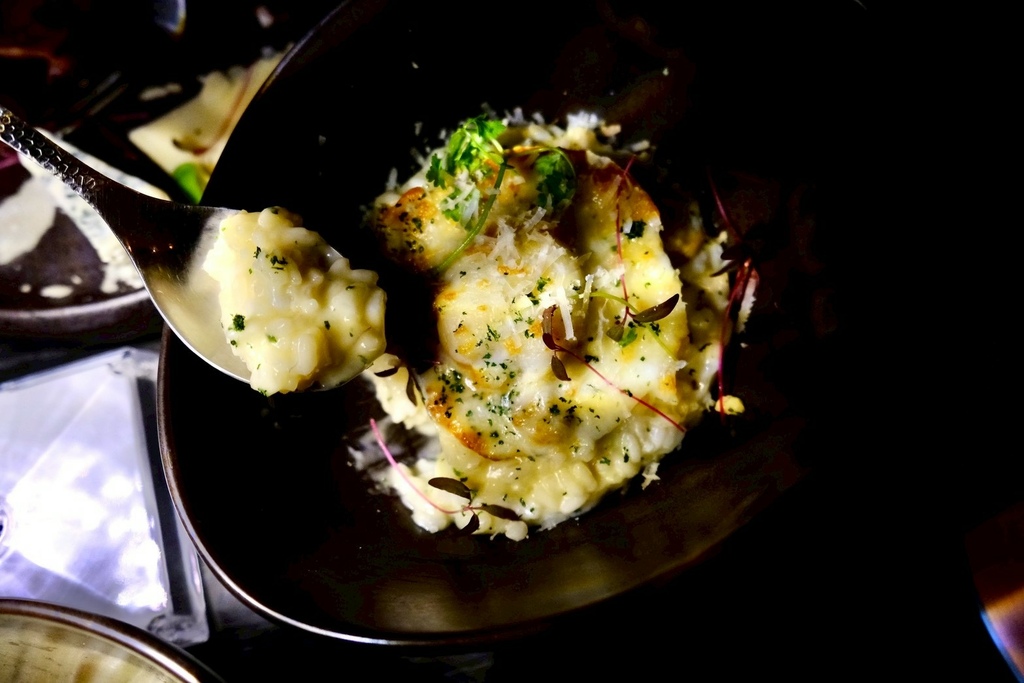 【台北微醺】信義區絕美沈浸式餐酒館！在梵谷星空下吃爆漿黑松露