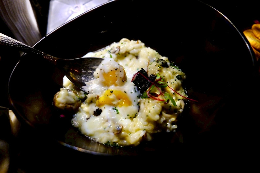 【台北微醺】信義區絕美沈浸式餐酒館！在梵谷星空下吃爆漿黑松露