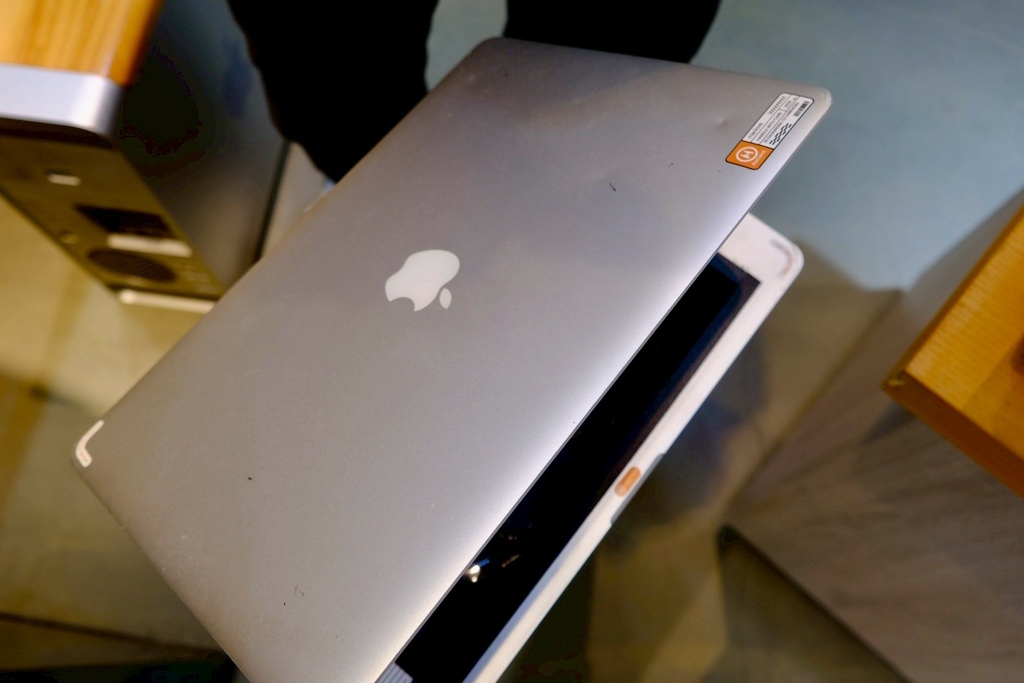 iPhone 容量滿了別急著換 16!小資女發現台北維修神店