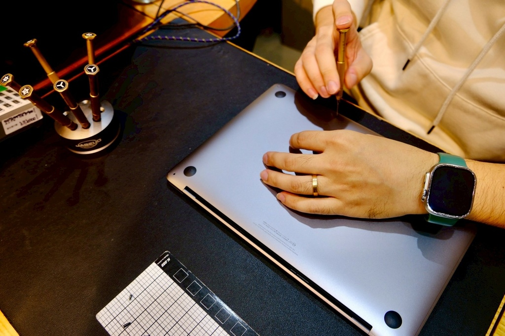 iPhone 容量滿了別急著換 16!小資女發現台北維修神店