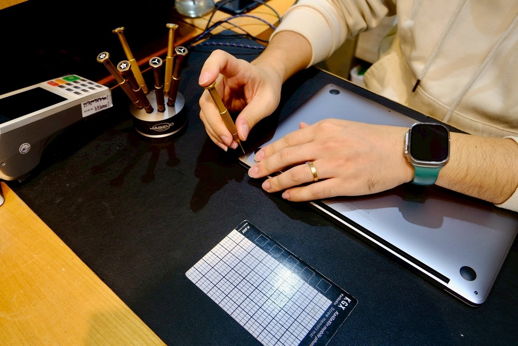 iPhone 容量滿了別急著換 16!小資女發現台北維修神店