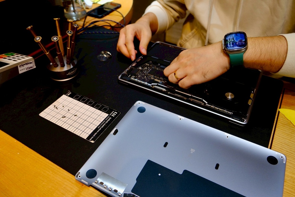 iPhone 容量滿了別急著換 16!小資女發現台北維修神店