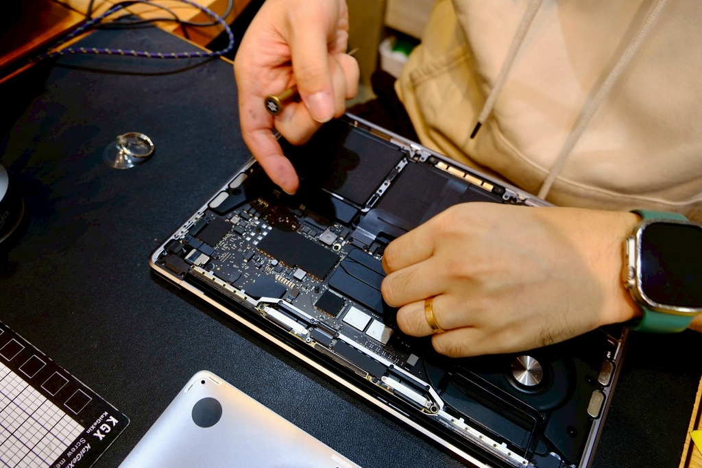 iPhone 容量滿了別急著換 16!小資女發現台北維修神店