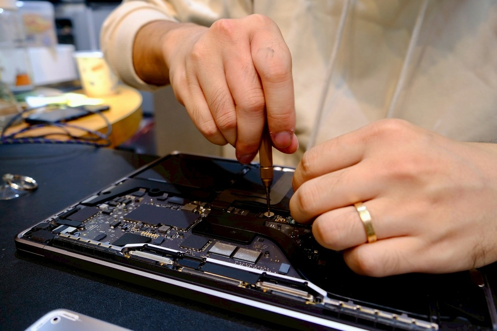 iPhone 容量滿了別急著換 16!小資女發現台北維修神店