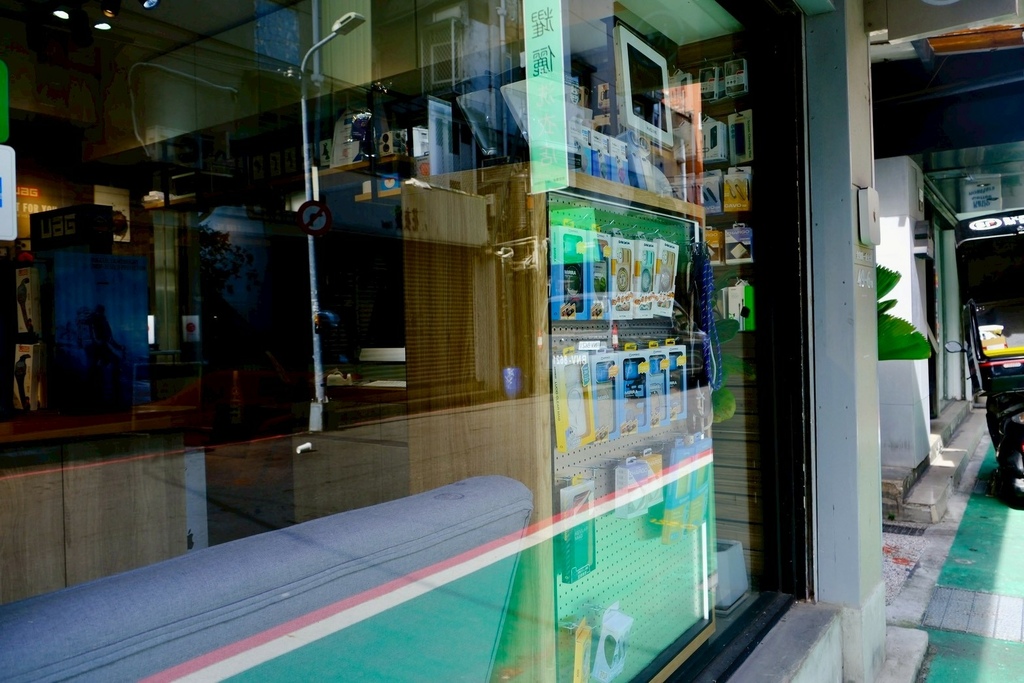 iPhone 容量滿了別急著換 16!小資女發現台北維修神店