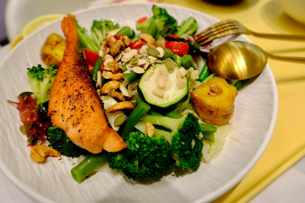 善導寺美食｜上班族午餐救星！這不是吃草，是能當正餐的「溫沙拉