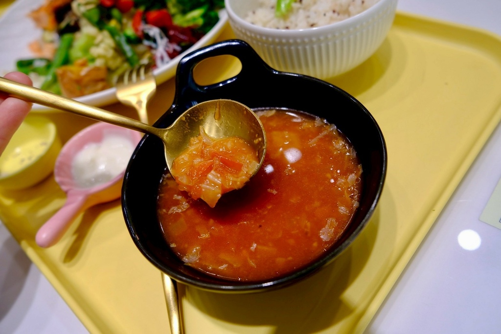 善導寺美食｜上班族午餐救星！這不是吃草，是能當正餐的「溫沙拉