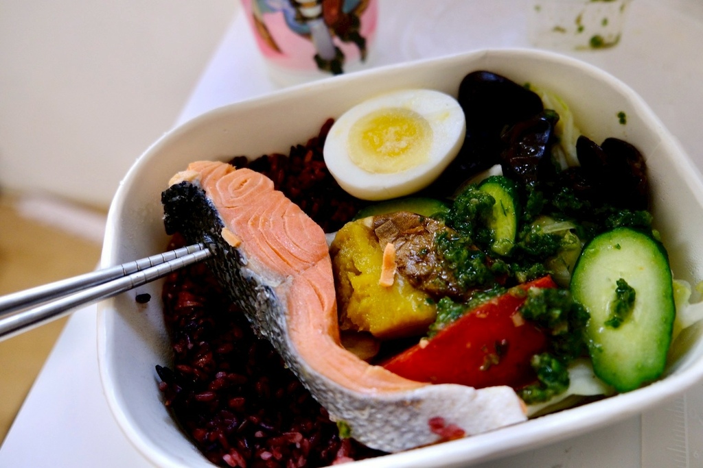 擺脫飯後昏迷!開箱台北超人氣「萃茶風」低GI便當,超巨鮭魚+