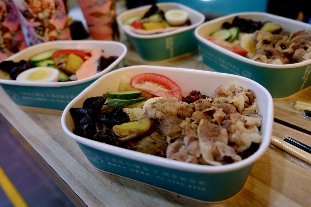 擺脫飯後昏迷!開箱台北超人氣「萃茶風」低GI便當,超巨鮭魚+