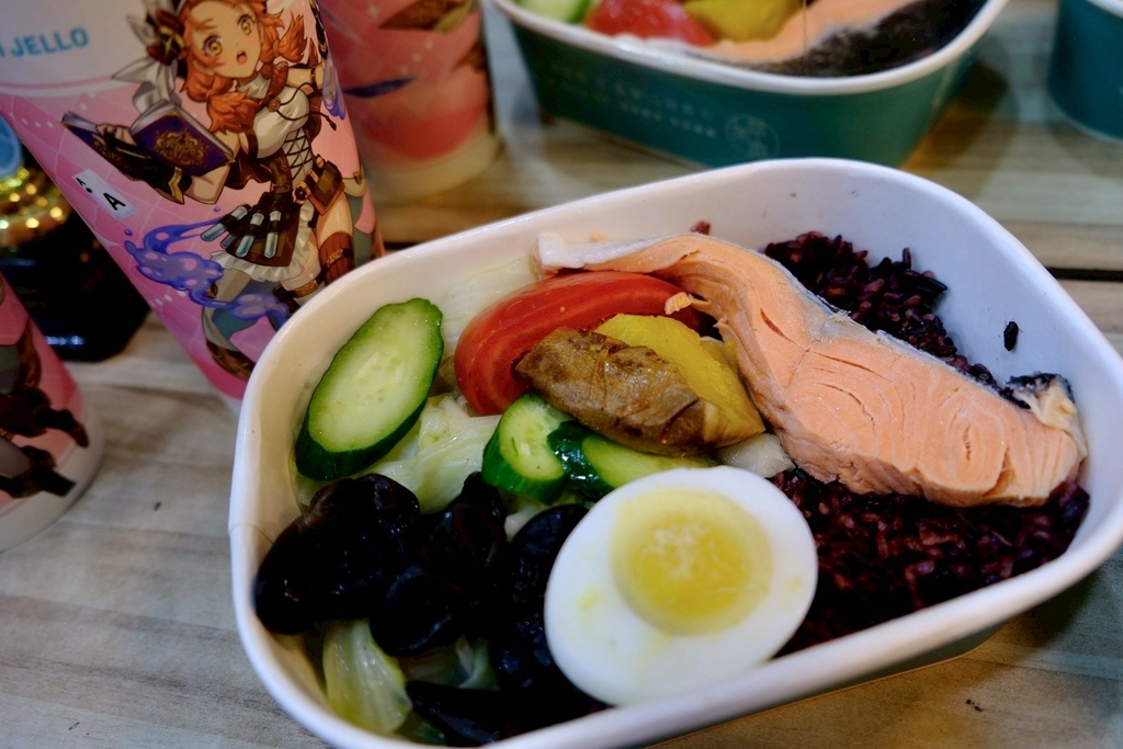 擺脫飯後昏迷!開箱台北超人氣「萃茶風」低GI便當,超巨鮭魚+