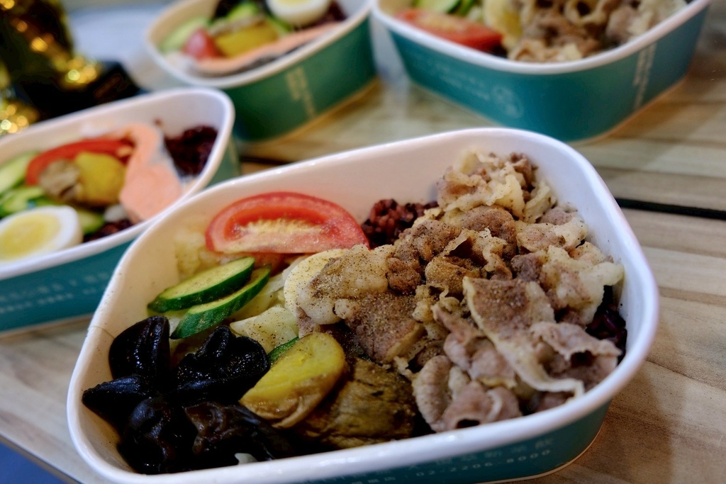 擺脫飯後昏迷!開箱台北超人氣「萃茶風」低GI便當,超巨鮭魚+