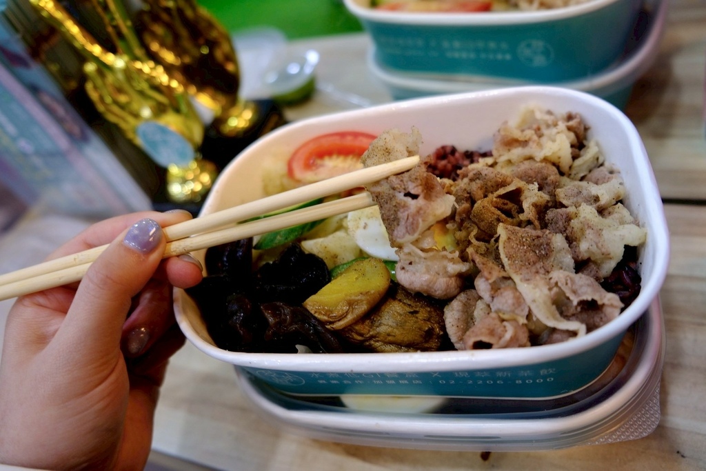 擺脫飯後昏迷!開箱台北超人氣「萃茶風」低GI便當,超巨鮭魚+