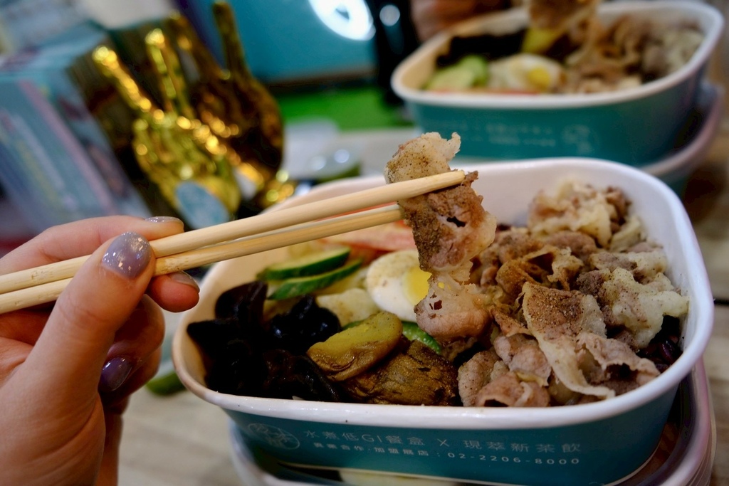 擺脫飯後昏迷!開箱台北超人氣「萃茶風」低GI便當,超巨鮭魚+