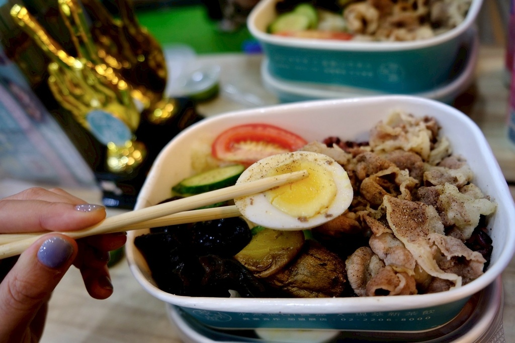 擺脫飯後昏迷!開箱台北超人氣「萃茶風」低GI便當,超巨鮭魚+