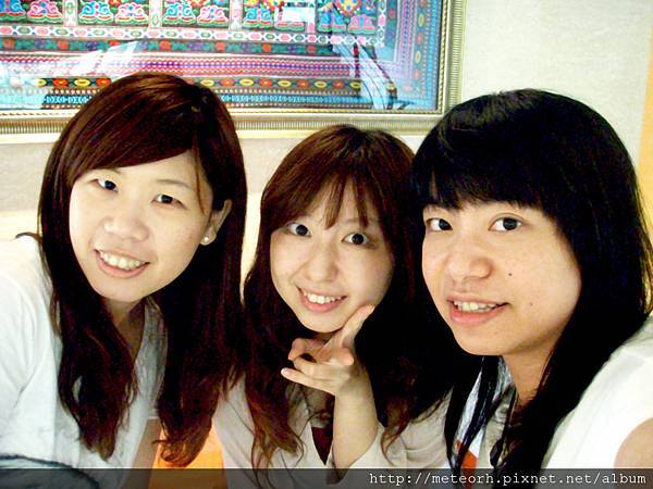 Girls photo at a corner of the lobby