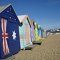 彩色小屋其實是用來放海邊用具的...