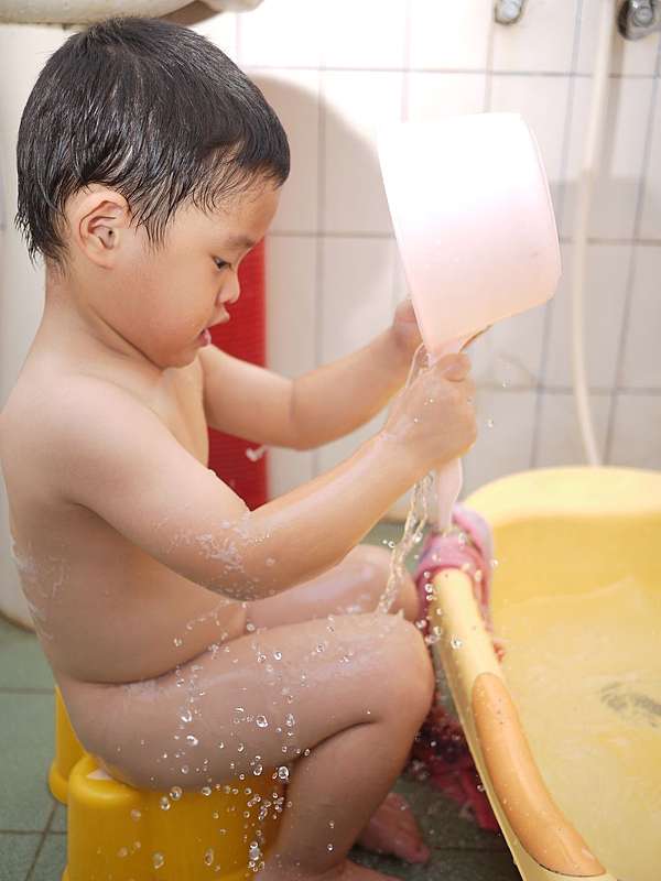 小孩洗澡 育兒| 如何協助孩子自己洗澡? 5歲小孩自己動手洗澡洗頭分享篇－皇小瑜的紅窩客｜痞客邦