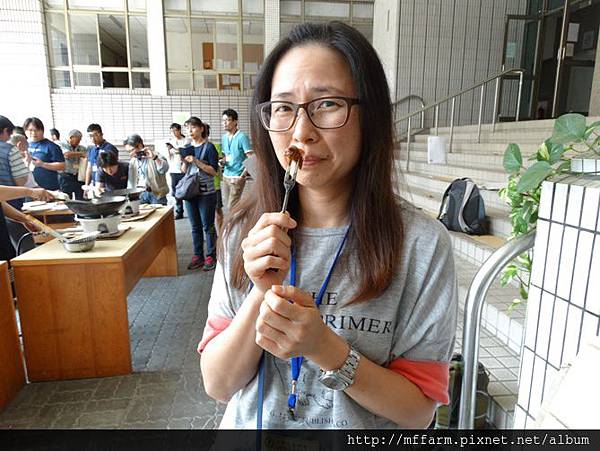 圖說5 (若有使用後頭的人請模糊化)想到要吃下這隻蟬,很多人的表情大概和她很相似吧(黃韻如攝於台中台灣昆蟲學會Let’s吃昆蟲課程) 圖說5 (若有使用後頭的人請模糊化)想到要吃下這隻蟬,很多人的表情大概和她很相似吧(黃韻如攝於台中台灣昆蟲學會Let’s吃昆蟲課程)