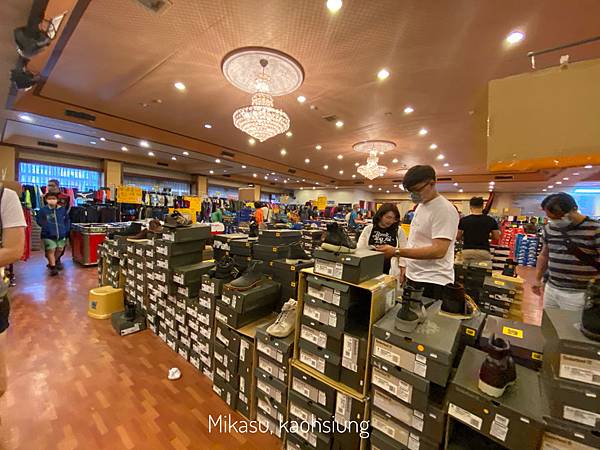 活動 特賣 2020 03 25 高雄特賣會散步紀錄國軍英雄館水哥特賣會 瑞隆商場運動鞋特賣 美山路sonora聯合廠拍 米卡酥的超直白人森筆記