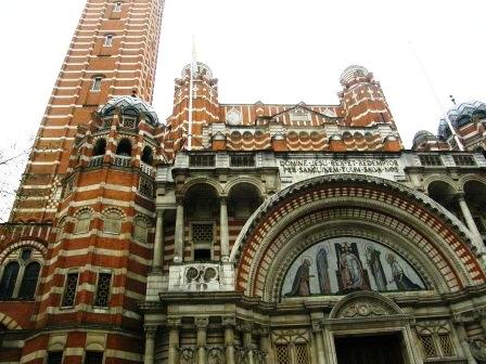 紅白相間拜占庭式 Byzantine architecture 的建築是英國最大的羅馬天主教堂
