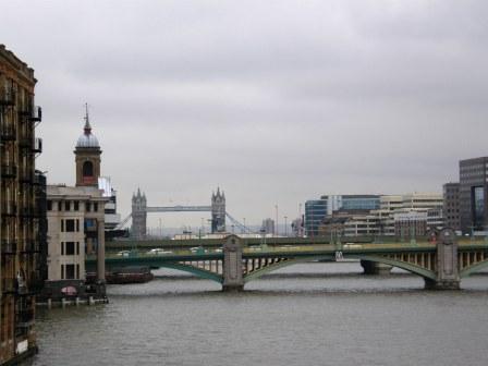 從 Millenium Bridge 上遠眺可看到著名的 Tower Bridge。