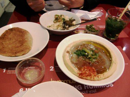 Hummus, Aubergine and tea - 簡單的 late afternoon light snack.