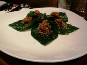prawn pomelo 下面墊的是 betel leaf (第一次吃到)，吃時捲起來吃。 
