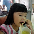 20120819小Ｍｏ自己很努力的用筷子夾蛋吃