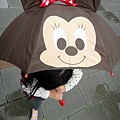 20121201小Ｍｏ拿著可愛的米妮造型雨傘，看過的人都說好看．