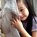 20130818說要拍照給大王阿姨看，小Ｍｏ還不好意思拿窗簾遮臉。