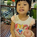 20130831小Ｍｏ第一次吃莫凡彼的冰淇淋，好大一球！