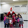 20141222002聖誕老公公跟大家一起拍照，小Ｍｏ開心舉起發的糖果。.jpg