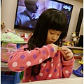20141228002小Ｍｏ專心的整理她的玩具.jpg
