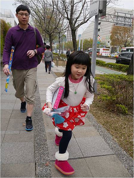 20150215003小Ｍｏ跟把拔立兩個人在比賽走快.jpg